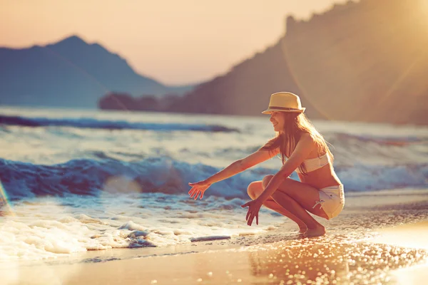 Greeting the waves — Stock Photo, Image