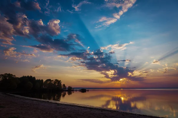 Pôr do sol sobre o lago — Fotografia de Stock