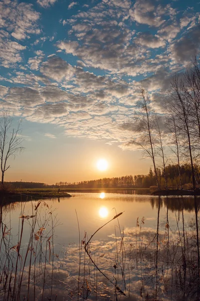 Pôr do sol sobre o lago — Fotografia de Stock