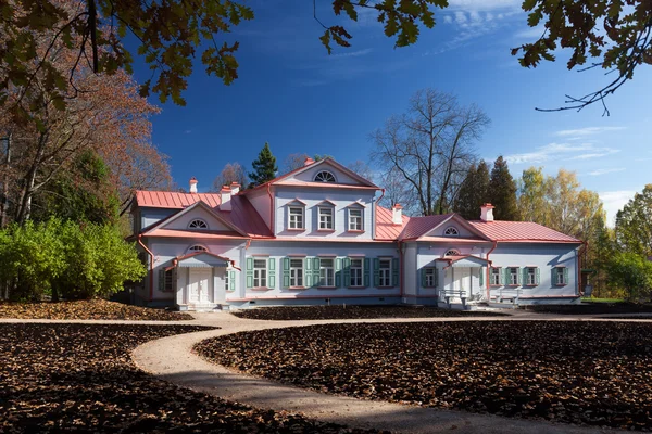 The main mansion of the Abramtsevo manor museum — Stock Photo, Image