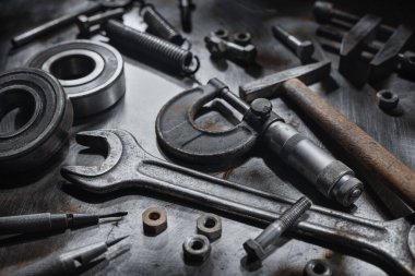 Metal grunge yüzeyinde eski el araçları