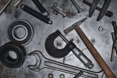 Metal grunge yüzeyi üzerinde eski el aletleri, düz yatıyordu