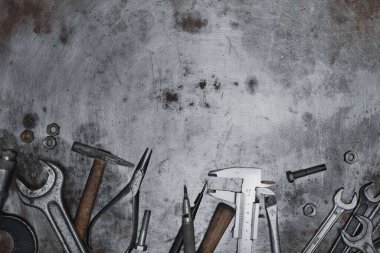 Metal grunge yüzeyi üzerinde eski el aletleri, düz yatıyordu