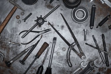 Metal grunge yüzeyi üzerinde eski el aletleri, düz yatıyordu