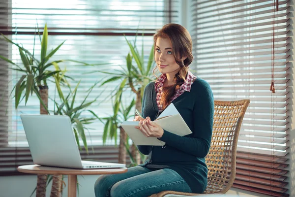 Young woman studying — Stock Photo, Image