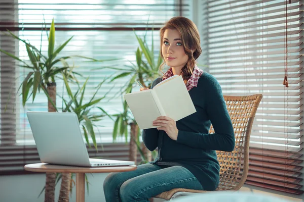 Jonge vrouw studeert — Stockfoto