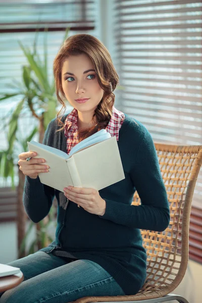 Junge Frau liest — Stockfoto