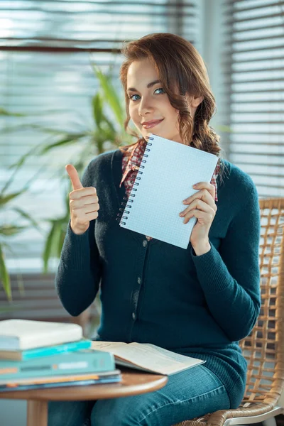 Mädchen zeigt leeres Notizbuch und Daumen hoch — Stockfoto