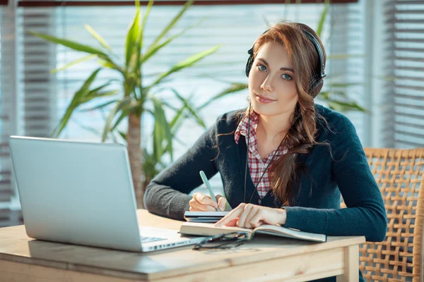 Chica con auriculares y portátil —  Fotos de Stock