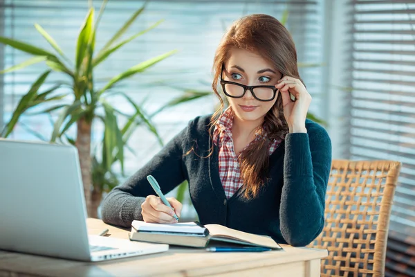 Hübsches Nerd-Mädchen studiert — Stockfoto