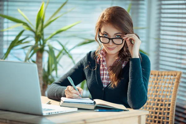 Muito nerd menina estudos — Fotografia de Stock