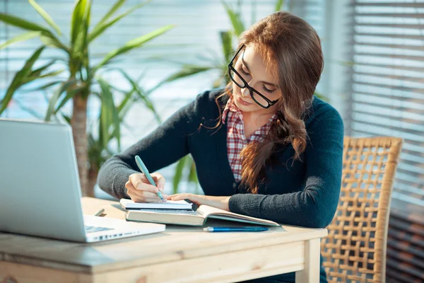 Pretty nerd girl studies — Stock Photo, Image