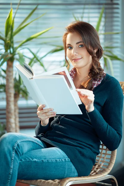 Ung kvinna läser en bok — Stockfoto