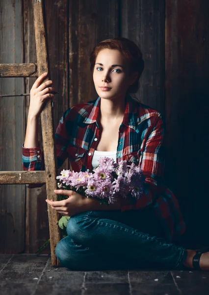 Ragazza di campagna con fiori — Foto Stock