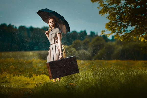 Jonge vrouw onder de regen — Stockfoto