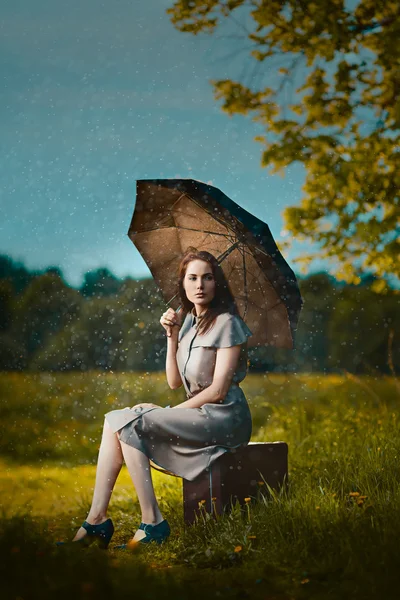 Wanita muda di bawah hujan — Stok Foto
