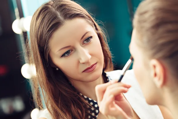 Toepassing van make-up — Stockfoto