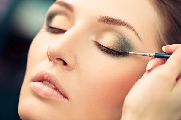 Applying Eyeliner Make-Up — Stock Photo, Image