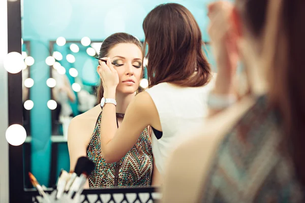 Make-up auftragen — Stockfoto