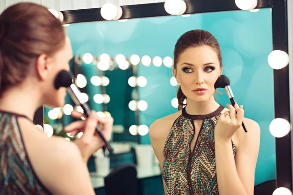 Mujer aplicando rouge — Foto de Stock