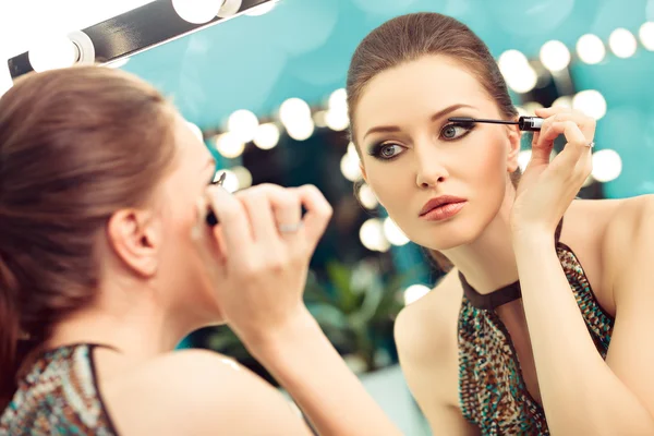 Applying mascara — Stock Photo, Image