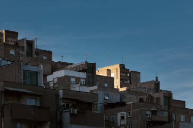 Belgrad 'da uçsuz bucaksız mavi gökyüzüne karşı, teraslı, vahşi beton bir bina..