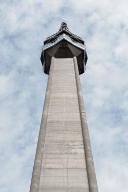 Beton gaddar Avala kulesinin alçak açılı görüntüsü bulutlu mavi gökyüzü, Belgrad ve Sırbistan 'da.