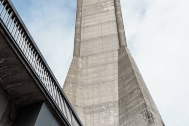 Bulutlu bir gökyüzü, Belgrad ve Sırbistan 'a karşı Avala kulesinin devasa beton tabanının düşük açılı ayrıntıları.