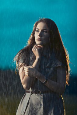 kadın yağmur altında