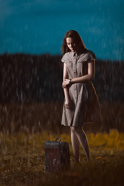 Νεαρή γυναίκα που περιμένει κάτω από βροχή — Φωτογραφία Αρχείου