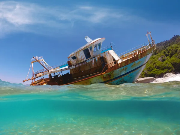 Navio de pesca naufragado — Fotografia de Stock