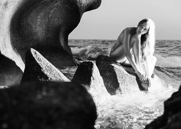 Mujer joven en las rocas — Foto de Stock