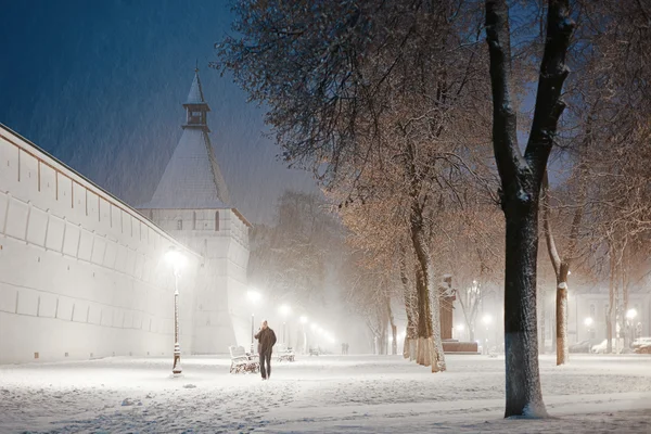 Snowy beco à noite — Fotografia de Stock