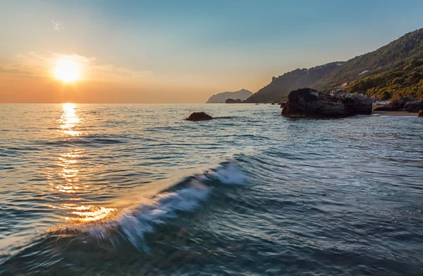 Alba o tramonto sulla costa rocciosa — Foto Stock