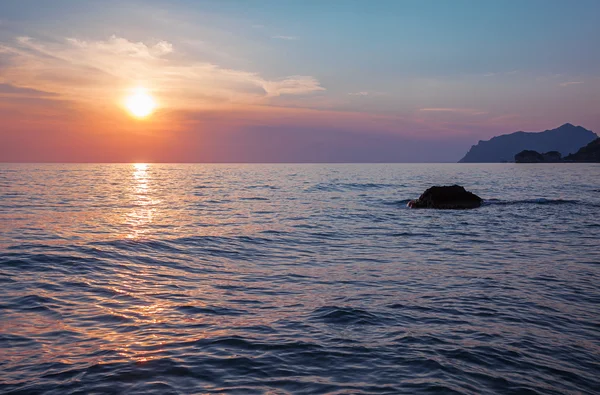 Pôr do sol sobre o horizonte — Fotografia de Stock