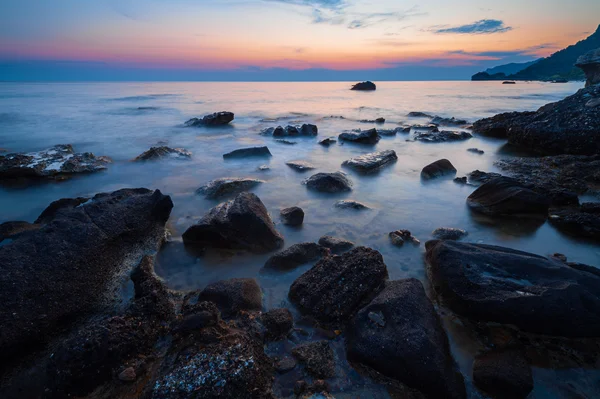 Tramonto sulla costa rocciosa — Foto Stock