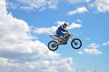 x sürücüsü mx motosiklet üzerinde duran üzerinden uçuyor oyunları 