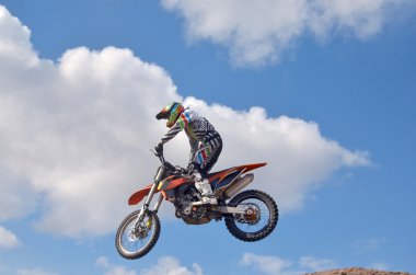 Mx motosiklet üzerinde duran Exstrim sürücü üzerinde uçuyor 