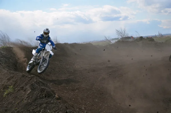 Motocross versenyző mozog homokos parapet fordult pálya — Stock Fotó