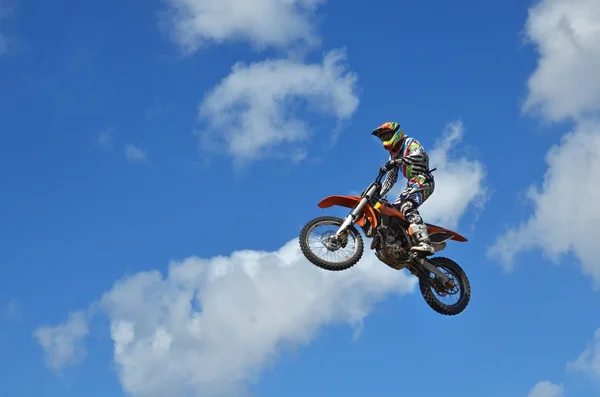 MX гонщик на мотоциклі знімається з пагорба — стокове фото