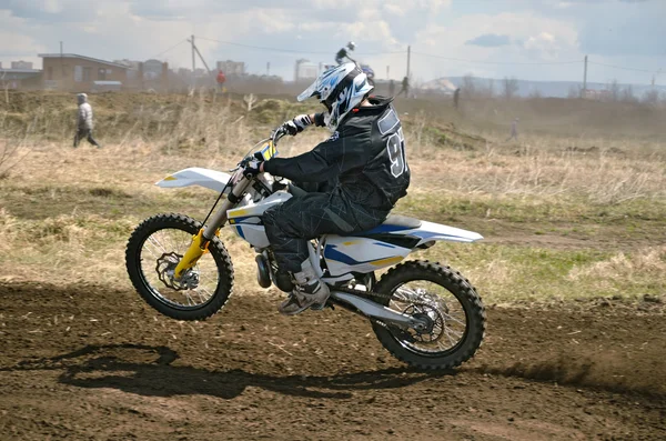 Mx Fahrer auf einem Motorrad in einer Kurve Stockfoto