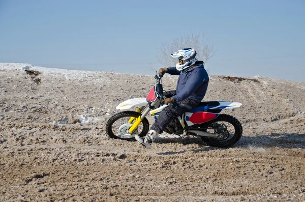 雪に覆われた丘の上に極端なライダーになります — ストック写真