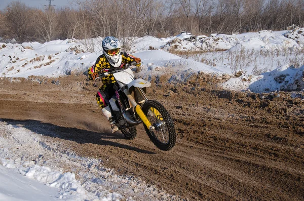 Cavalier MX sur la moto accélère de tourner — Photo