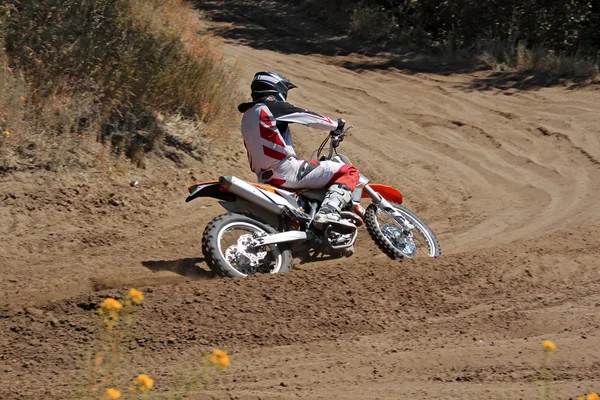 Motocross rider on a motorcycle rides cornering — Stock Photo, Image