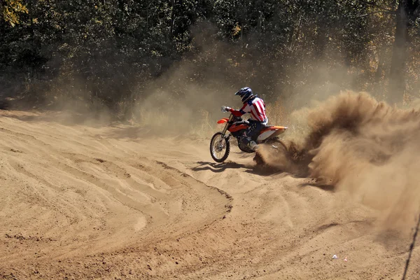 MX racer rör sig längs sandstranden bröstvärn roterande väg — Stockfoto