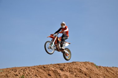 Bir motosiklet motocross tepeden üzerinde atlama binici