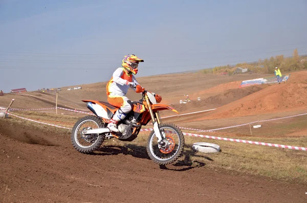 Motocross rider on a motorcycle rides on the rear wheel from the hill — Stock Photo, Image