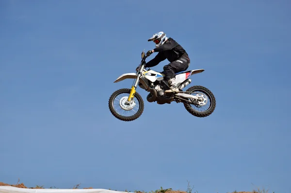 Vuelo extremo en una motocicleta en el fondo del cielo azul claro —  Fotos de Stock