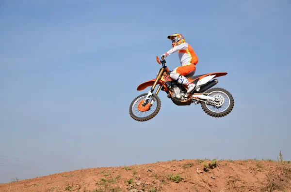 Мотокрос спортсмен на мотоциклі один в повітрі Стокове Фото
