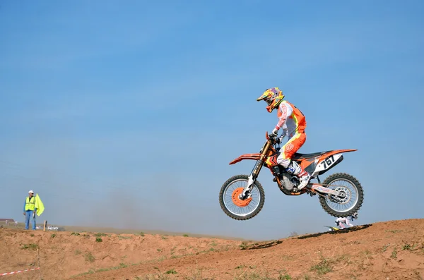 MX atleta en la bicicleta aterrizó en la ladera — Foto de Stock